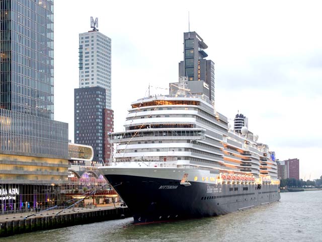 Cruiseschip ms Rotterdam VII van de Holland America Line aan de Cruise Terminal Rotterdam